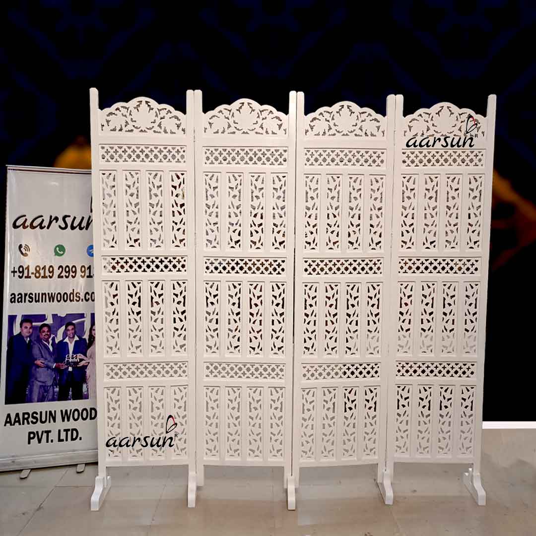 स्टैंडबी के साथ सफेद लिविंग रूम विभाजन